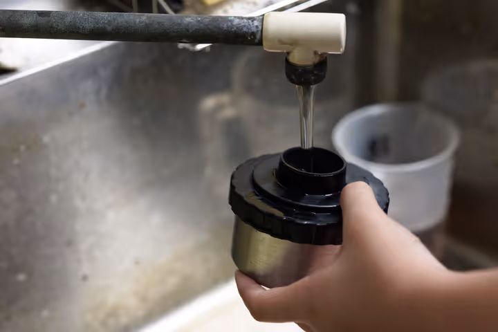 現像タンクに薬品を注ぐ