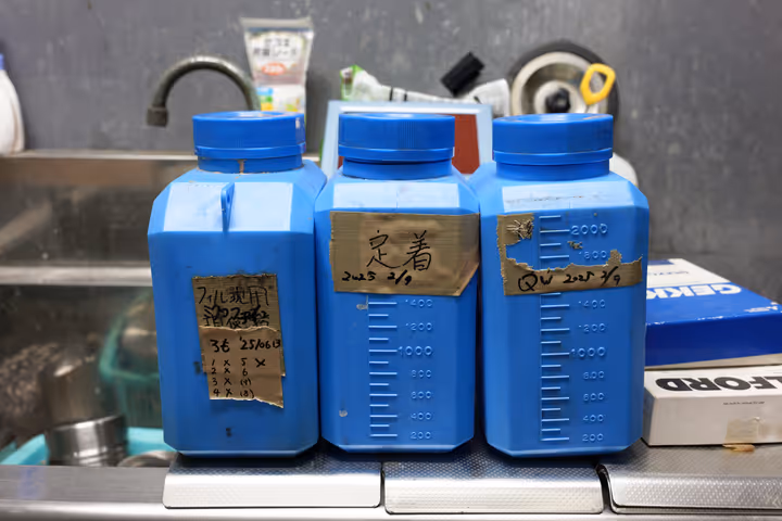 日付のメモを貼ったボトル