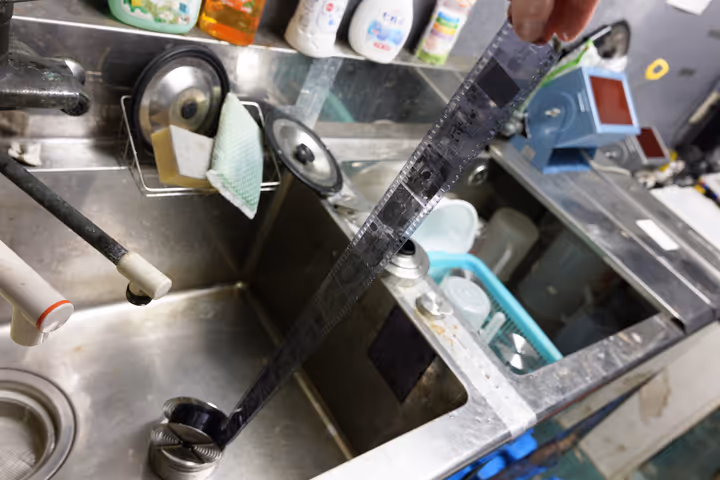 タンクから引き揚げたばかりのフィルム