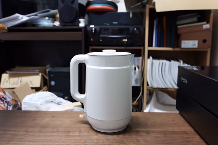 電気ケトルでお湯を沸かす