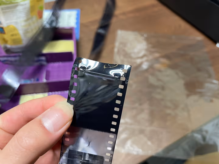 穴が開いたフィルムの端